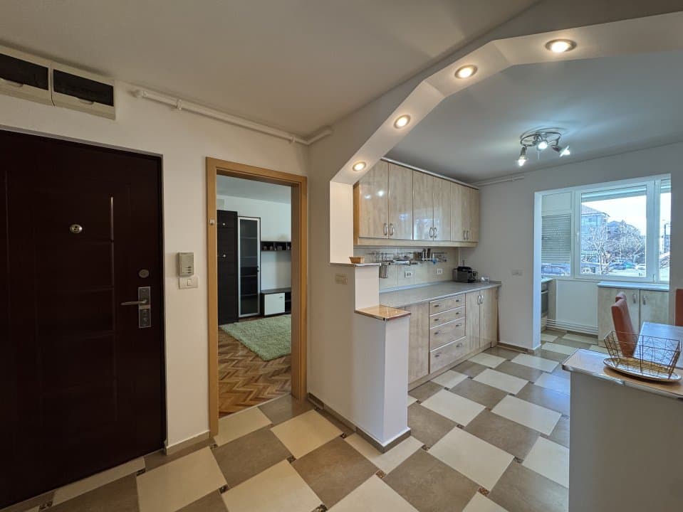 Apartament renovat nou, 2 camere, etaj 1, Torontalului, langa VOX