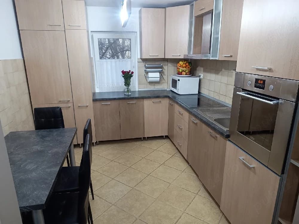 PROPRIETAR, vand apartament 4 camere, 2 bai, etaj 1, decomandat, boxă la subsol, in zona Lipovei